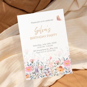 Convite de aniversário floral, convite com flores em aquarela, aniversário de verão para meninas, modelo editável do Canva | SS107