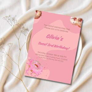 Bearbeitbare Donut-Geburtstagseinladung, süße 3rd Party-Vorlage für Mädchen, rosa Sprenkel-Donut-Thema Canva Invite | SS117