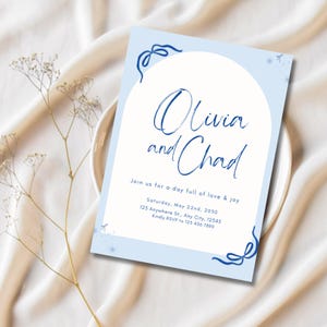 Moderne blauwe trouwkaart, minimalistische boog bewaar deze kaart, elegante canvassjabloon met strikken voor Olivia en Tsjaad | SS127