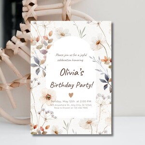 Faire-part d'anniversaire floral éditable, invitation à une fête de fille de fleurs sauvages bohème, modèle toile botanique neutre pour enfants | PE118
