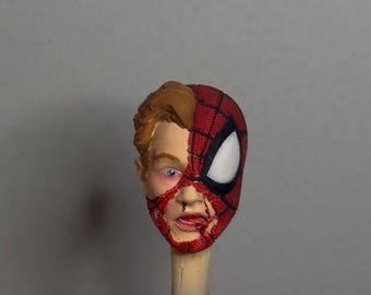 Cabeza esculpida de Spider-Man con daños de batalla, escala 1/12