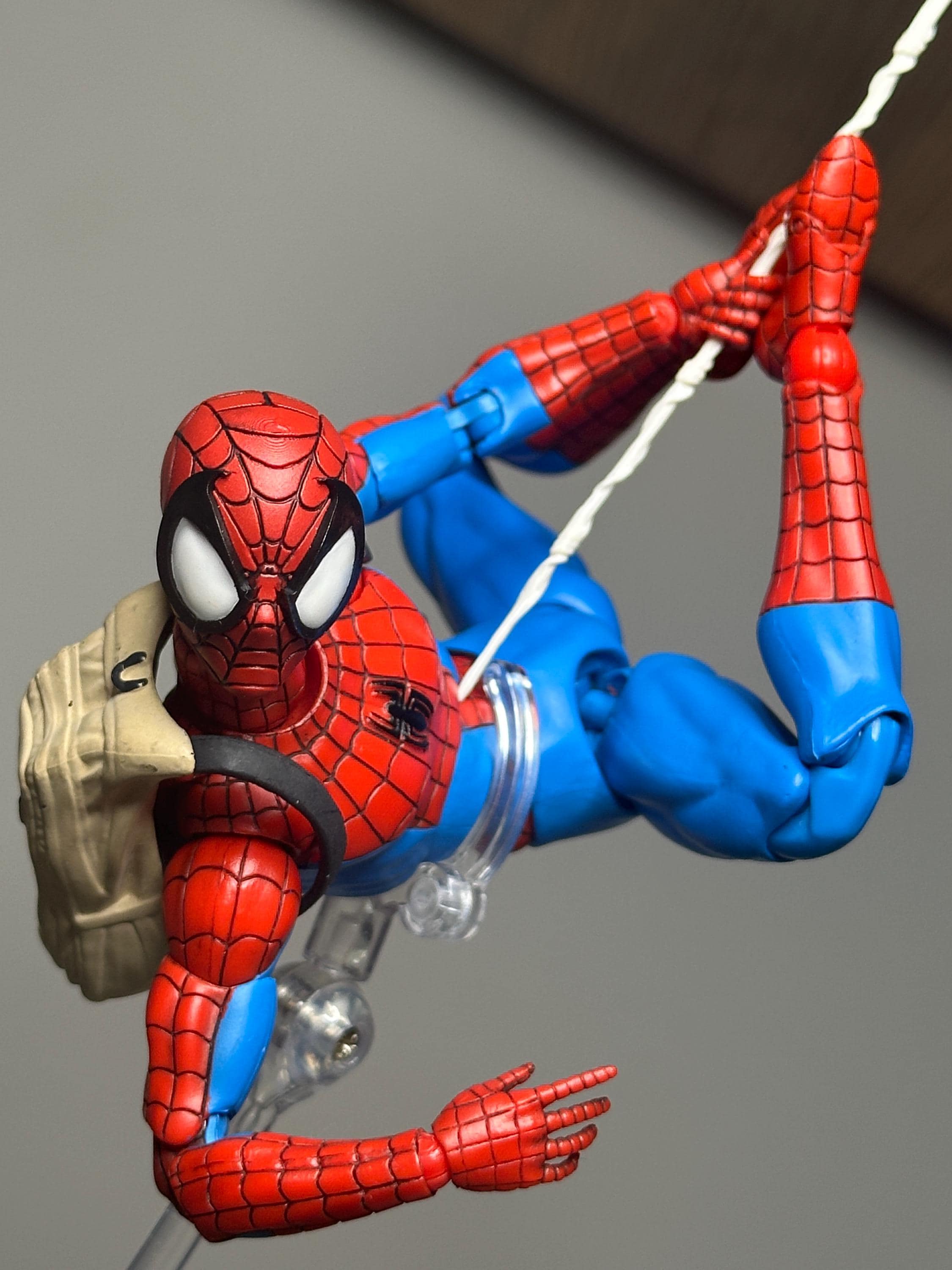 MAFEX スパイダーマン　スパイダーバース，マーベルレジェン　shフィギュア スパイダーマン」の勇姿が原作版クラシックコスチュームで蘇る