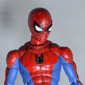 Puede incluir: Figura de acci&oacute;n de Spider-Man, con un traje rojo y azul con un dise&ntilde;o de telara&ntilde;a. La figura tiene un emblema de ara&ntilde;a negro en el pecho y ojos blancos. Un art&iacute;culo de colecci&oacute;n.
