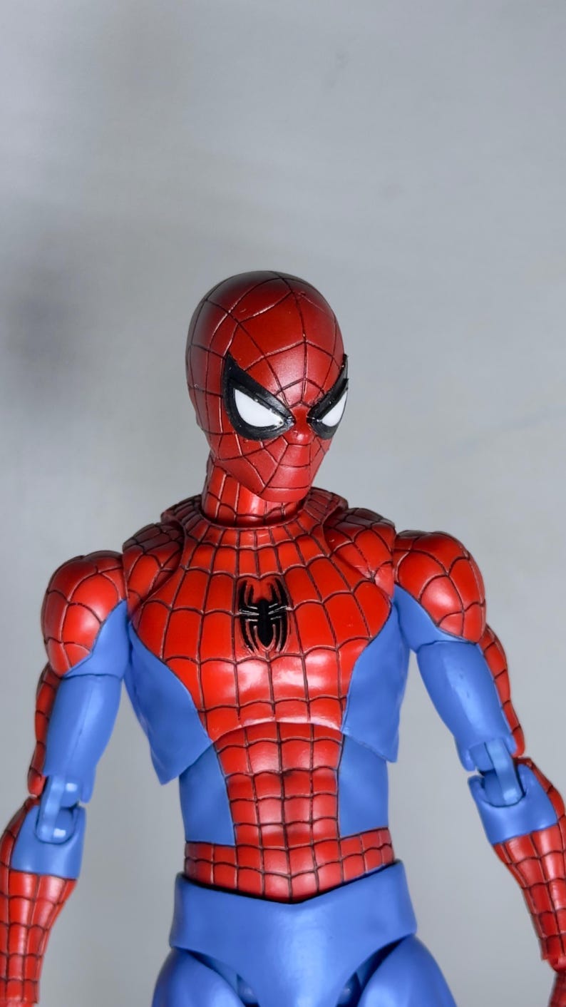Puede incluir: Figura de acci&oacute;n de Spider-Man, con un traje rojo y azul con un dise&ntilde;o de telara&ntilde;a. La figura tiene un emblema de ara&ntilde;a negro en el pecho y ojos blancos. Un art&iacute;culo de colecci&oacute;n.