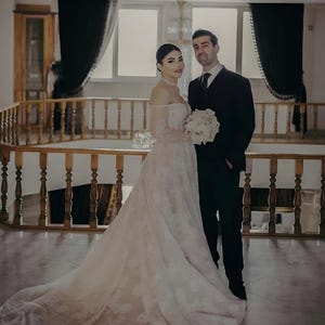 2025 Wedding Dress Custom Design French Lace Off Shoulder Long Sleeves Princess Tulle Skirt Corset back veli gift