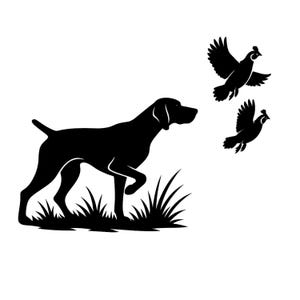 Puede incluir: Silueta negra de un perro de caza y dos pájaros sobre fondo blanco. El perro está en posición de caza, con una pata levantada. Los pájaros están en pleno vuelo, con las alas extendidas.