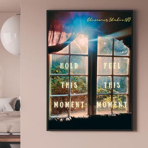Puede incluir: Un cuadro enmarcado con las palabras "HOLD THIS MOMENT" y "FEEL THIS MOMENT" en un diseño de ventana. La obra de arte es de la colección "Quoted Moments". La habitación tiene una cama, una ventana y una paleta de colores neutros.