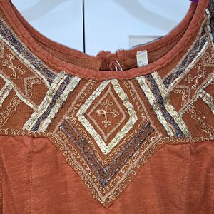 Camiseta de tirantes con espalda abierta y bordado metálico Libertine de Free People (talla pequeña) imagen 3