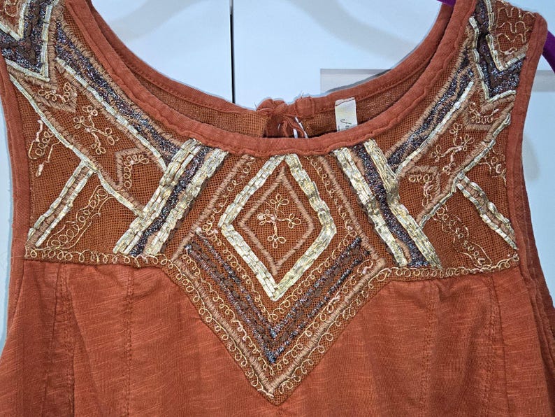 Camiseta de tirantes con espalda abierta y bordado metálico Libertine de Free People (talla pequeña) imagen 3