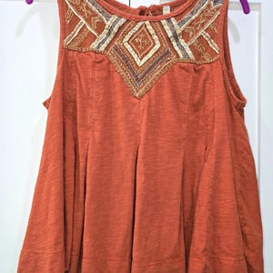 Camiseta de tirantes con espalda abierta y bordado metálico Libertine de Free People (talla pequeña) imagen 2