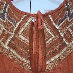 Camiseta de tirantes con espalda abierta y bordado metálico Libertine de Free People (talla pequeña) imagen 8