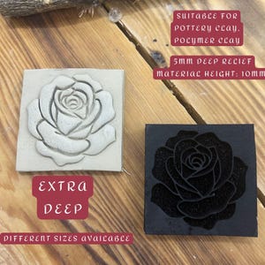 Op de afbeelding: Twee vierkante kleistempels met rozenontwerpen. Eén is lichtgrijs met een verhoogde roos, de andere is zwart met een verzonken roos. Tekst: "EXTRA DEEP" en "DIFFERENT SIZES AVAILABLE". Geschikt voor keramiek en polymeerklei.