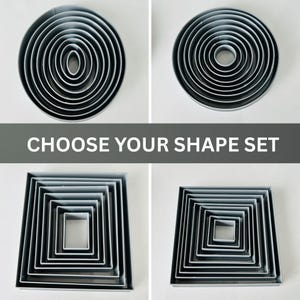 Pode incluir: Uma caneca de cerâmica branca com uma alça preta e o texto "But First, Coffee" em negrito preto. A caneca está sobre um fundo desfocado, sugerindo um ambiente acolhedor.