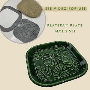 Peut inclure: Une assiette en céramique verte avec un motif de feuilles de monstera. L'image montre également un ensemble de moules avec des composants gris, beige et blancs. Le texte sur l'image indique "PLATERA PLATE MOLD SET" et "SEE VIDEO FOR USE".
