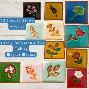 Puede incluir: Un conjunto de doce sellos y cortadores cuadrados de cerámica, cada uno con un diseño floral o botánico único. Los sellos son de varios colores, incluyendo negro, azul, verde y amarillo, con acentos blancos y naranja. El texto en la imagen dice "12 Doodle Stamp + Cutter" y "suitable for Ceramic Tile Making Magnet Making."