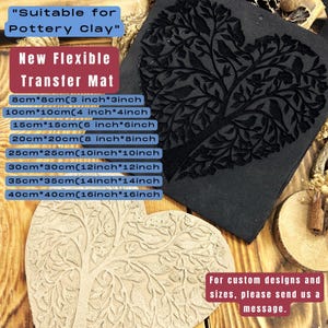 Puede incluir: Una esterilla de transferencia flexible negra con un diseño de árbol en forma de corazón, adecuada para arcilla de cerámica. Tamaños de 8cm x 8cm a 40cm x 40cm. El texto dice "New Flexible Transfer Mat" y "Suitable for Pottery Clay".