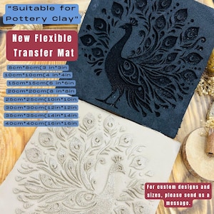 Könnte beinhalten: Zwei flexible Transfermatten für Töpferton. Eine ist dunkelblau mit einem Pfauendesign, die andere ist cremefarben mit einem Pfauendesign. Die Matten sind mit Größen von 8 cm x 8 cm bis 40 cm x 40 cm beschriftet.