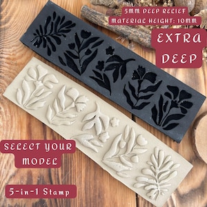 Puede incluir: Un sello rectangular negro y una impresión de arcilla beige con patrones florales. El texto en la imagen incluye 5mm deep relief, material height: 10mm, extra deep, select your model y 5-in-1 stamp. El sello tiene cinco diseños botánicos distintos.