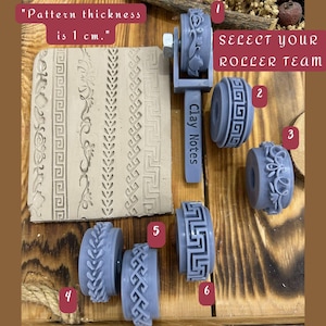 Peut inclure: Ensemble d'outils de modelage en argile avec divers motifs décoratifs. L'image comprend une plaque d'argile avec des motifs en relief et plusieurs rouleaux. Le texte sur l'image indique "Pattern thickness is 1 cm" et "SELECT YOUR ROLLER TEAM."