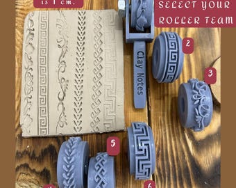 Könnte beinhalten: Eine Sammlung von Tonwalzwerkzeugen mit verschiedenen dekorativen Mustern. Das Bild zeigt eine Tonplatte mit geprägten Designs und mehrere Walzenstempel. Der Text auf dem Bild lautet "Pattern thickness is 1 cm" und "SELECT YOUR ROLLER TEAM."