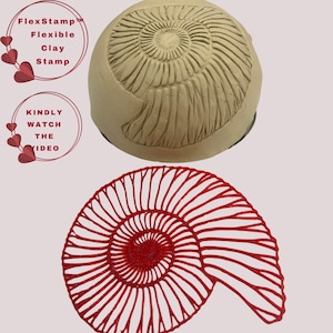Könnte beinhalten: Ein beiger flexibler Tonstempel mit Spiralmuster, neben einem roten Spiralabdruck. Der Stempel trägt den Text "FlexStamp Flexible Clay Stamp" und "Kindly Watch The Video" in einem kreisförmigen Design.