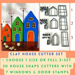 Op de afbeelding: Een set kleihuisuitstekers in oranje, groen en blauw, met afmetingen van 11 cm, 13 cm en 15 cm hoog. De set bevat 3D-huisvormige uitstekers met 7 raam- en deurstempels. De tekst op de afbeelding luidt "CLAY HOUSE CUTTER SET".
