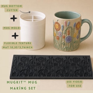 Puede incluir: Un set de fabricación de tazas MUGKIT que incluye un molde cilíndrico blanco, un cortador de base y una alfombrilla de textura flexible negra rectangular de 26,29 por 9,5 cm. Se muestra una taza de cerámica con un patrón floral en relieve.