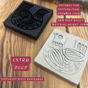Op de afbeelding: Een zwarte vierkante stempel en een lichtgrijze vierkante kleiafdruk, beide met een vogelontwerp. De tekst luidt: SUITABLE FOR POTTERY CLAY, POLYMER CLAY, 5MM DEEP RELIEF, MATERIAL HEIGHT: 10MM, EXTRA DEEP, DIFFERENT SIZES AVAILABLE.