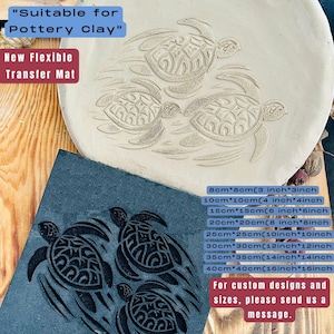 Puede incluir: Una esterilla de transferencia flexible para arcilla de cerámica, con un diseño de tortuga. La imagen muestra el diseño sobre una superficie de arcilla de color claro y una esterilla azul oscuro. El texto en la imagen dice "Suitable for Pottery Clay" y "New Flexible Transfer Mat".