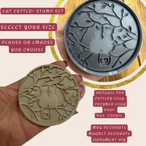 Puede incluir: Un juego de cortador y sello con temática de gatos. El juego incluye un cortador redondo con un diseño de silueta de gato, adecuado para arcilla, arcilla polimérica, jabón, cera y galletas. El texto en la imagen dice: "Cat Cutter + Stamp Set", "Select Your Size", "Deboss or Emboss You Choose".