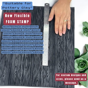 Puede incluir: Un sello de espuma negro con un diseño de vetas de madera, adecuado para arcilla de cerámica. El sello se muestra con una regla y texto que indica varios tamaños, incluyendo 8x8 cm, 10x10 cm, y hasta 40x40 cm. El texto también dice "New Flexible Foam Stamp."
