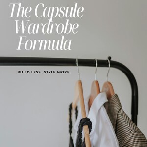 Op de afbeelding: Een zwarte metalen kledingrek met een selectie kledingstukken. De afbeelding toont een zwarte top, een wit overhemd en een bruin-zwarte blazer met patroon, hangend aan houten kleerhangers. Tekst: "The Capsule Wardrobe Formula" en "Build Less. Style More."
