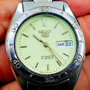 Vintage Of Sports Seiko 5 Automatische 21 Jewels Herren Armbanduhr Made In Japan Weißes Zifferblatt Day Date