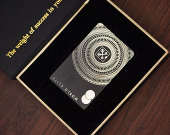 Tarjeta de metal dorado: pieza de lujo, grabado personalizado, regalo elegante.