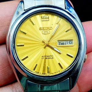 Vintage Of Seiko 5 Automatic 17 Jewels Men Wrist Watch Made In Japan Yellow Dial Day Date