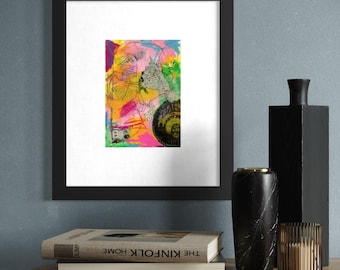 Può includere: Un'opera d'arte astratta a tecnica mista incorniciata, caratterizzata da vivaci schizzi di vernice rosa, gialla, verde e blu sovrapposti a elementi di collage, tra cui una grafica circolare con testo e disegni a linee nere, in una cornice nera.