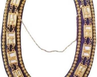 Colar com corrente maçônica OES banhada a ouro com strass, veludo roxo e placas traseiras brancas.