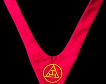 Gravata vermelha com triplo tau do Arco Real Maçônico