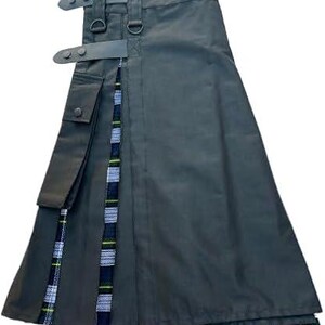 Peut inclure: Un kilt gris foncé avec un design plissé et un motif décoratif. Le kilt est doté d'une ceinture à boucles, d'une poche latérale et d'un motif tartan bleu, vert et jaune.