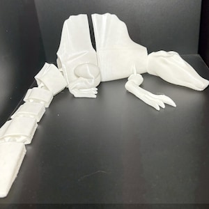 Sleepy Spino: een 3D-geprint gelede spinosaurus-speeltje | Poseerbaar dino-bureaufiguur