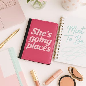 Funda para pasaporte "She's Going Places", billetera de viaje femenina en rosa intenso, regalo para mujeres viajeras, porta pasaporte inspirador para ella.