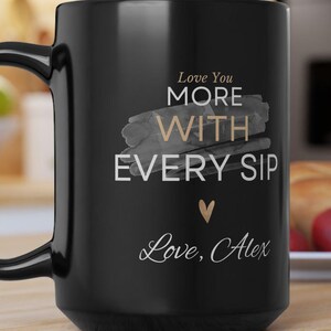 Liebe dich mehr mit jedem Schluck Personalisierte Kaffeetasse, Jubiläumsgeschenk, Geschenk für Verlobung, Paartasse, Hochzeitsgeschenk, schwarze Tasse,