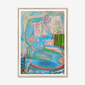 Puede incluir: Impresión artística abstracta en un marco de madera. La obra presenta una figura en tonos azules, verdes y rosas. La figura está sentada con los brazos levantados, y el fondo incluye patrones florales y geométricos. La pintura tiene un estilo moderno y expresivo.