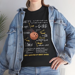 Könnte beinhalten: Schwarzes T-Shirt mit einer Grafik einer Bowlingkugel und physikalischen Gleichungen. Enthält die Wörter "Lift", "Drag", "Thrust" und "Weight" sowie den Satz "SIMPLE QUESTION OF WEIGHT RATIOS".