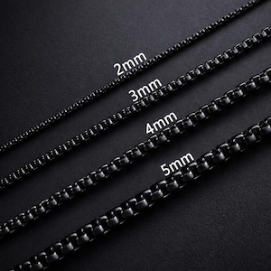 Puede incluir: Cuatro cadenas de eslabones cuadrados negros dispuestas en diagonal, etiquetadas con sus anchos respectivos de 2mm, 3mm, 4mm y 5mm. Cada cadena presenta una serie de eslabones cuadrados interconectados con un acabado oscuro y liso.