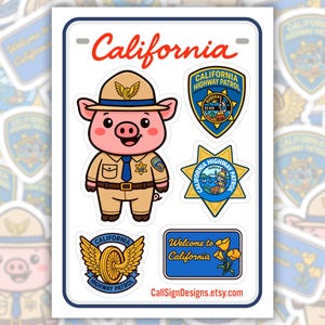 Op de afbeelding: Een stickervel met een cartoonvarken in een uniform van de California Highway Patrol. Het vel bevat het woord "California" in het rood, samen met verschillende CHP-badges en de tekst "Welcome to California". Het websiteadres CallSignDesigns.etsy.com is ook zichtbaar.