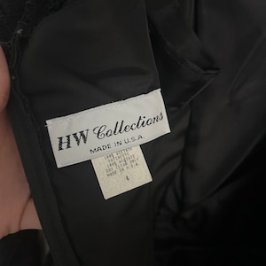 Pode incluir: Uma etiqueta branca com texto preto que diz "HW Collections Made in U.S.A. 100% Acetate Satinest 100% Acetate Dry Clean Only Made in U.S.A. 4"