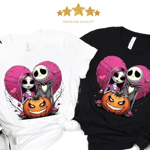 Puede incluir: Camisetas blancas y negras con un dise&ntilde;o de Halloween. El dise&ntilde;o incluye una pareja con un fondo en forma de coraz&oacute;n, una calabaza tallada y una calavera. Las camisetas se muestran con zapatillas negras y blancas y zapatillas naranjas.