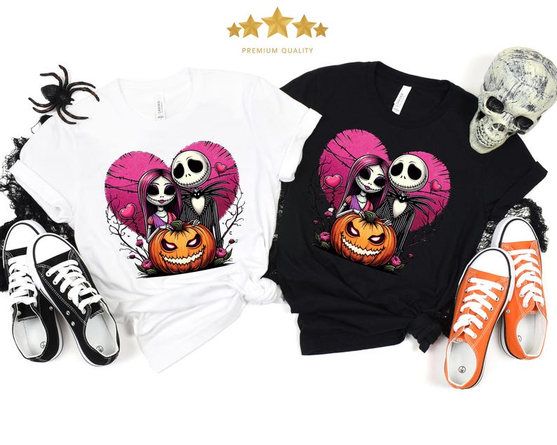 Puede incluir: Camisetas blancas y negras con un dise&ntilde;o de Halloween. El dise&ntilde;o incluye una pareja con un fondo en forma de coraz&oacute;n, una calabaza tallada y una calavera. Las camisetas se muestran con zapatillas negras y blancas y zapatillas naranjas.