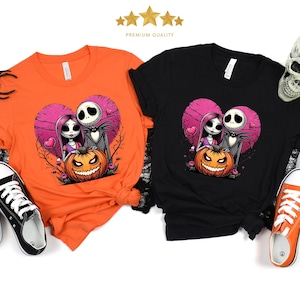 Puede incluir: Dos camisetas, una naranja y otra negra, con un dise&ntilde;o tem&aacute;tico de Halloween. El dise&ntilde;o incluye a Jack Skellington y Sally, un fondo en forma de coraz&oacute;n y una calabaza tallada. Tambi&eacute;n se ven zapatillas negras y blancas y zapatillas naranjas.